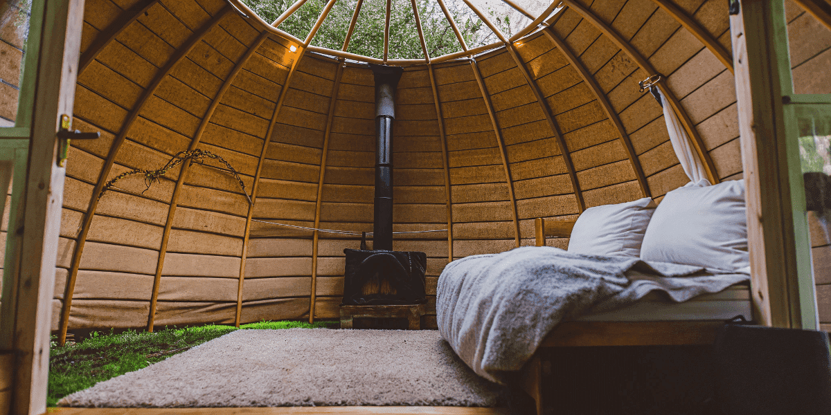 Af2b434ae6d84c2b99818b1f3ab5a85b Cozy yurt cabin with bed and fireplace