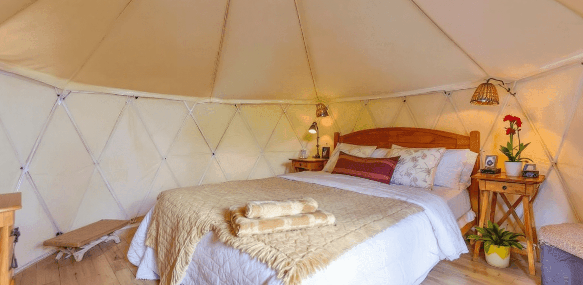 E15782d5692e406f8bcd2d3e13848660 An interior of a white cozy yurt with bed