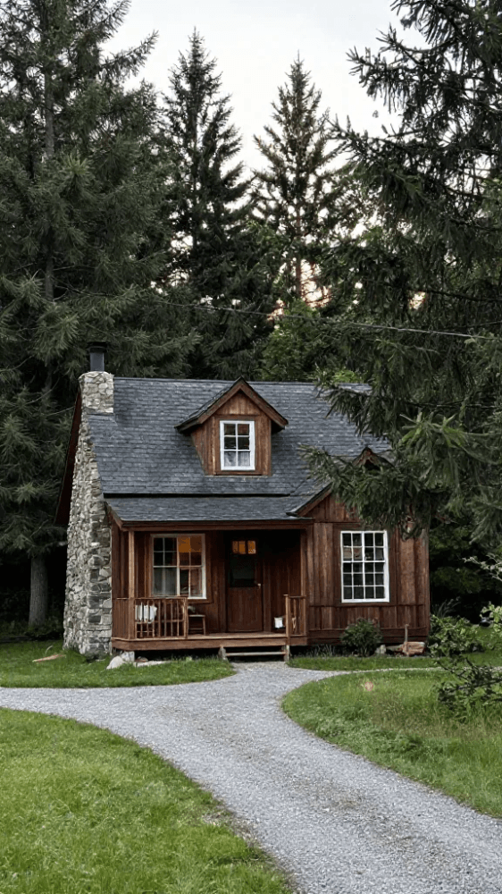 29f651ccb40b5dd4059034cb48898341c47dd5ee44e1b3ef714ba57f9c913ac6 Classic Saltbox Roof Tiny House