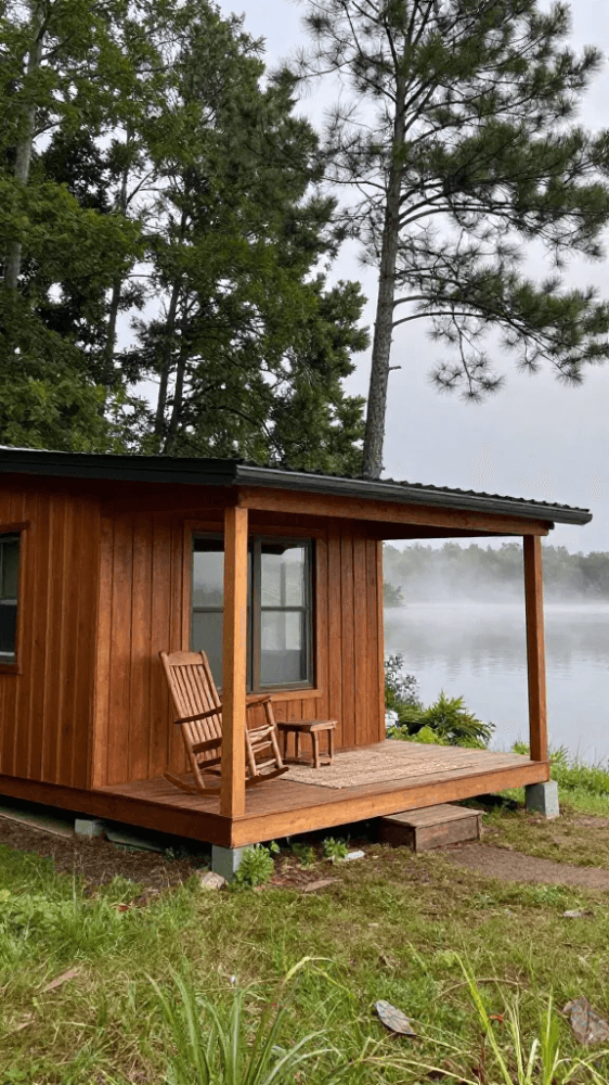 96d968ea0fda49e0075032fb37945fb0539f192d0b85493462f31ec6a34f5f32 Cozy Lakeside Retreat with Porch